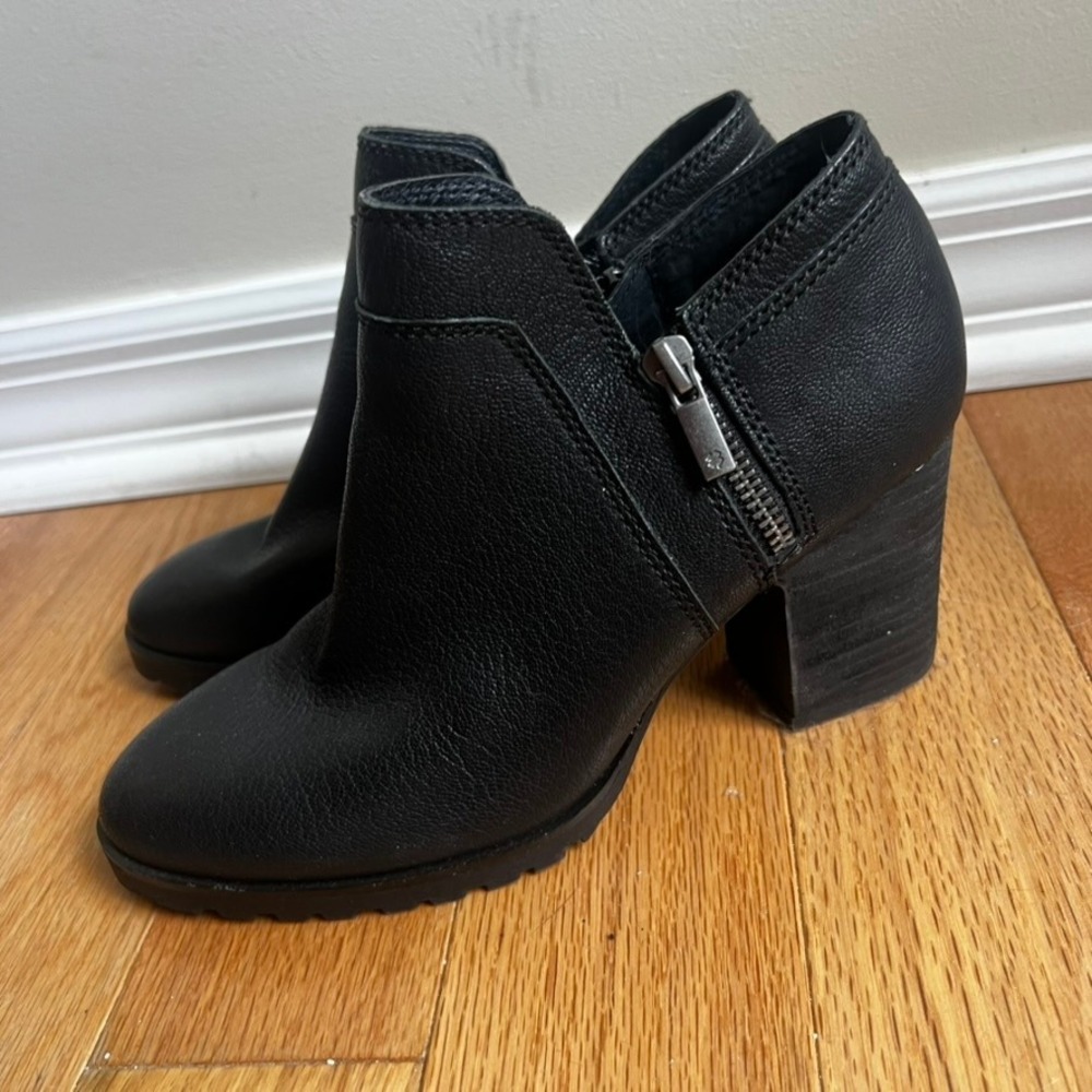 Lucky Brand Natlee Black‎ Leather Ankle Boots Stacked Block Heel Lug Sole 7.5M